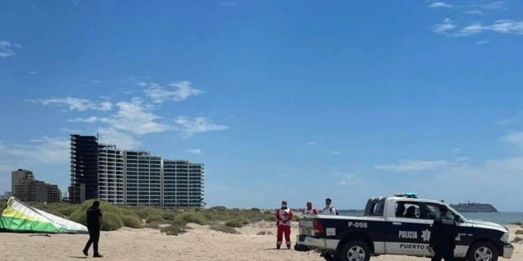 Mueren piloto y turista al desplomarse aeroplano ultraligero en Puerto Peñasco, Sonora