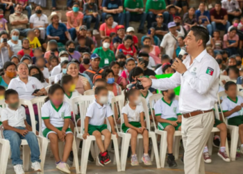 Ricardo Gallardo homologará los uniformes de educación básica