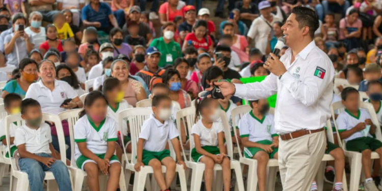 Ricardo Gallardo homologará los uniformes de educación básica