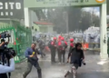 Videos: Policía militar lanza chorros de agua a manifestantes y periodistas en protesta por caso Ayotzinapa