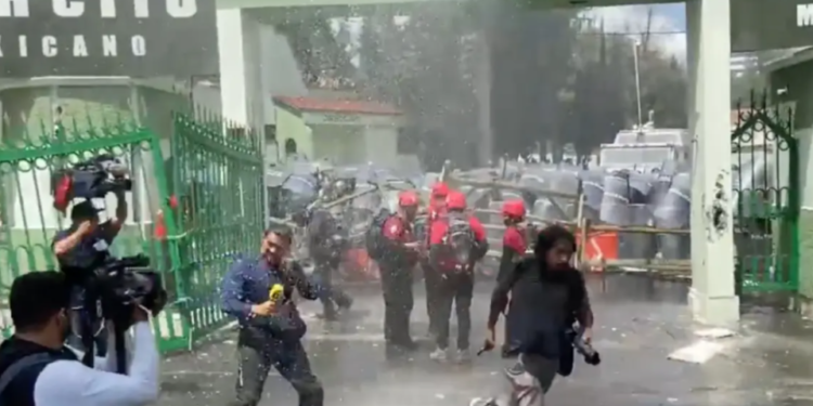 Videos: Policía militar lanza chorros de agua a manifestantes y periodistas en protesta por caso Ayotzinapa