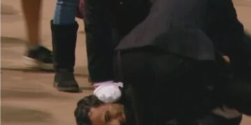 Vídeo: Detienen a hombre tras lanzarse al ataúd de la Reina Isabel II