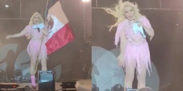 Video: Se le sube cucaracha a Yuri durante concierto en Nuevo Laredo