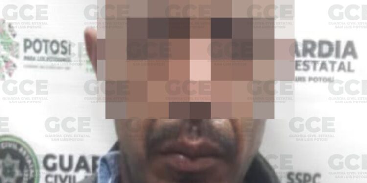 Detienen a presunto por posesión de arma de fuego, vehículo robado y droga