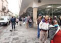 Largas filas de adultos mayores en el Banco del Bienestar