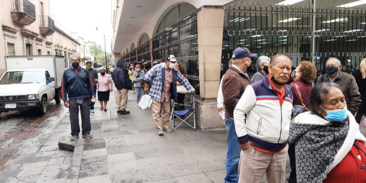 Largas filas de adultos mayores en el Banco del Bienestar