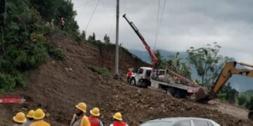 Protección Civil atiende la caída de torre de luz en Huehuetlán