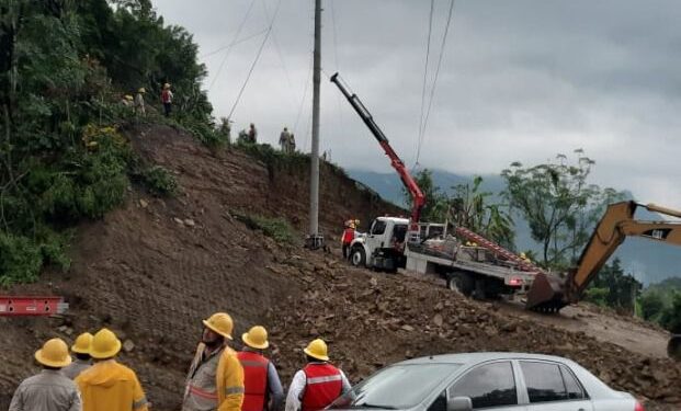 Protección Civil atiende la caída de torre de luz en Huehuetlán