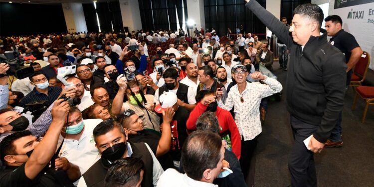 Taxistas reconocen la lucha de Ricardo Gallardo contra la corrupción
