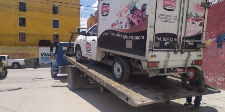 Policías municipales rescataron a persona secuestrada; estaba en una camioneta repartidora