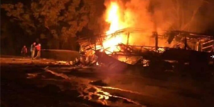 Fatal accidente en vía Victoria-Monterrey: Choque entre autobús y pipa deja al menos 18 muertos