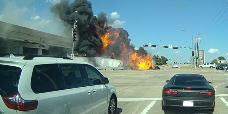 Video: Impactante accidente en Texas; camión cae de un puente y explota en el aire