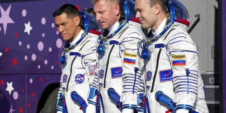 Tripulación de Rusia y Estados Unidos despegó rumbo a estación espacial