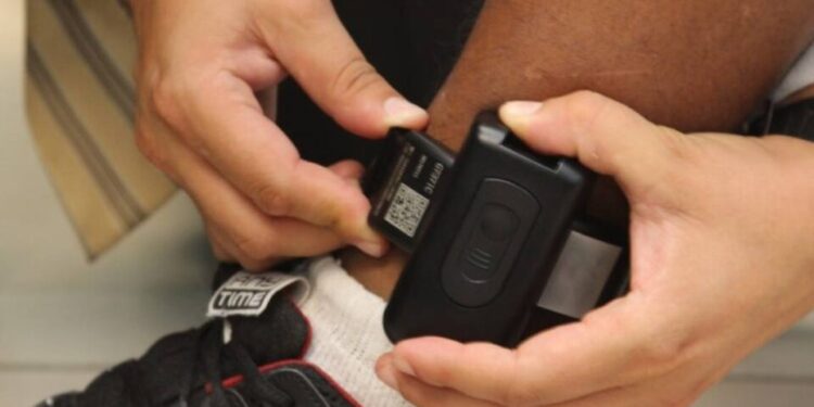 Buscarán sustituir prisión preventiva por más brazaletes electrónicos