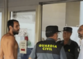 Vídeo: Hombre intenta entrar desnudo a juicio en su contra por exhibicionismo, en España