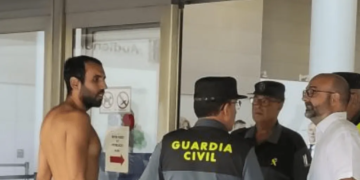Vídeo: Hombre intenta entrar desnudo a juicio en su contra por exhibicionismo, en España