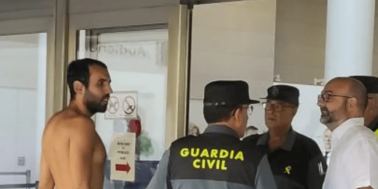 Vídeo: Hombre intenta entrar desnudo a juicio en su contra por exhibicionismo, en España