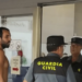 Vídeo: Hombre intenta entrar desnudo a juicio en su contra por exhibicionismo, en España