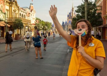 ¡Disneyland tiene “chamba” para ti! Ofrece 3 vacantes con llamativo sueldo