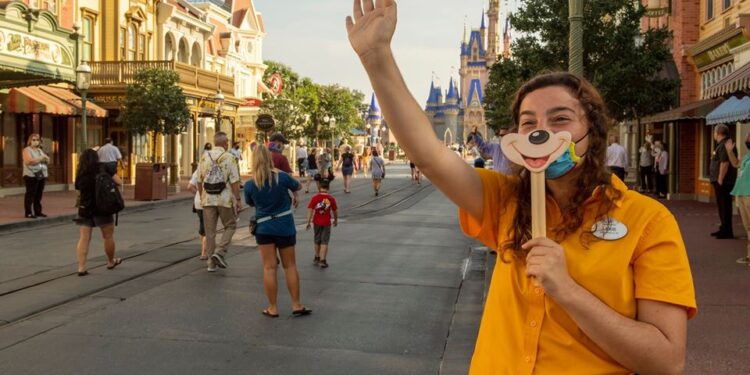 ¡Disneyland tiene “chamba” para ti! Ofrece 3 vacantes con llamativo sueldo
