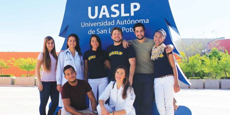 ¿Estudias la universidad? Abren registro para beca de 4,900 pesos