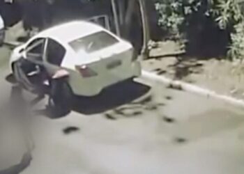 Video: Una pareja sufrió un asalto mientras tenía intimidad dentro de su coche