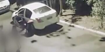 Video: Una pareja sufrió un asalto mientras tenía intimidad dentro de su coche