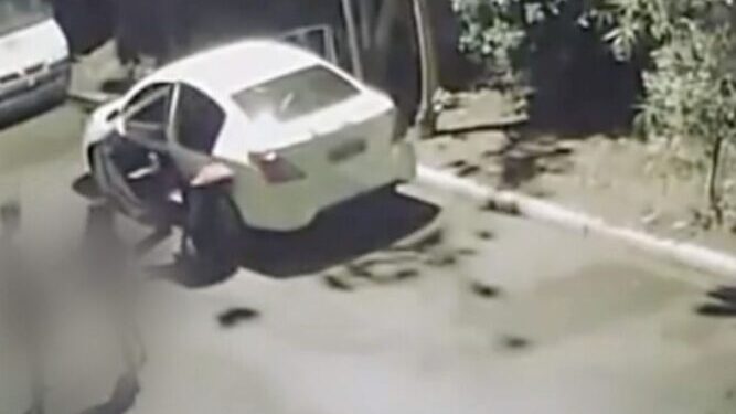 Video: Una pareja sufrió un asalto mientras tenía intimidad dentro de su coche