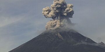 Volcán Popocatépetl registra una explosión y enorme fumarola esta madrugada