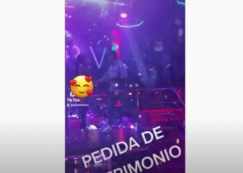 Comensal le pide matrimonio a una bailarina en un club nocturno de Tlaxcala