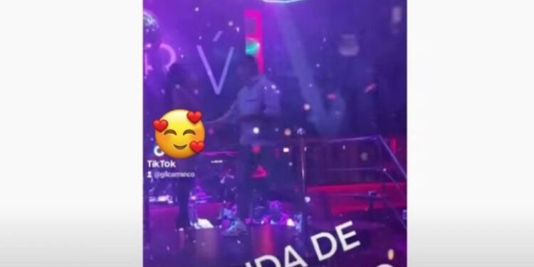 Comensal le pide matrimonio a una bailarina en un club nocturno de Tlaxcala