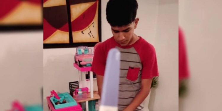 Papá exhibió a su hijo en TikTok por embarazar a su novia de 14 años