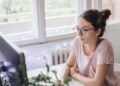 ¿Cómo cuidar tu vista al usar el celular o la compu? 10 consejos para proteger tus ojos