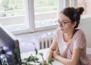¿Cómo cuidar tu vista al usar el celular o la compu? 10 consejos para proteger tus ojos