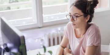 ¿Cómo cuidar tu vista al usar el celular o la compu? 10 consejos para proteger tus ojos