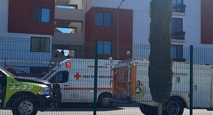 Hombre resulta herido al lanzarse de un tercer piso