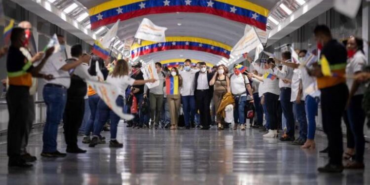 Tripulantes de avión secuestrado en Argentina llegaron a suelo venezolano