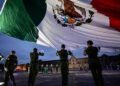 En ceremonia izan la bandera en el Zócalo en memoria de las víctimas de los sismos de 1985 y 2017