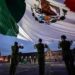 En ceremonia izan la bandera en el Zócalo en memoria de las víctimas de los sismos de 1985 y 2017