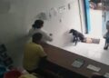 Perrito callejero con la pata herida pidió ayuda en una veterinaria