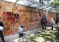 En entrevista abogado de los 43 deslinda a familiares y normalistas de pintas en embajada de Israel