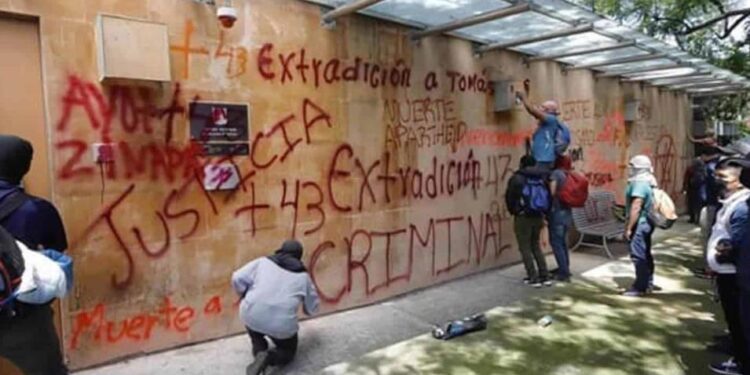 En entrevista abogado de los 43 deslinda a familiares y normalistas de pintas en embajada de Israel