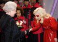 Fotografías que pasarán a la historia: 10 celebridades que posaron junto a la reina Isabel