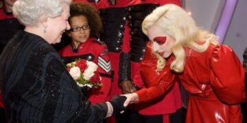 Fotografías que pasarán a la historia: 10 celebridades que posaron junto a la reina Isabel
