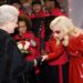 Fotografías que pasarán a la historia: 10 celebridades que posaron junto a la reina Isabel