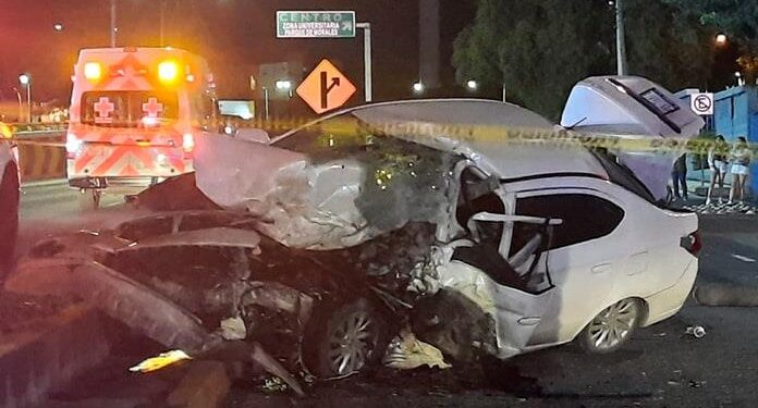 Un muerto y un herido, en fuerte choque cerca del asta bandera en Salvador Nava