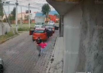 Vídeo: Pánico en Edomex por secuestro de menores; se llevan a niña a plena luz del día en Tlaxcala