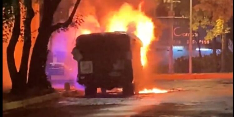 Hombre muere calcinado dentro de food truck en Álvaro Obregón