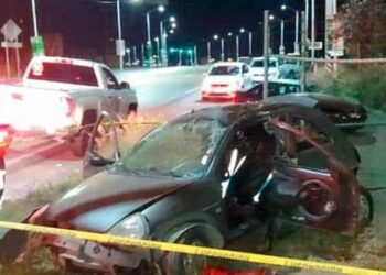 Fallece joven al chocar contra un semáforo y volcarse