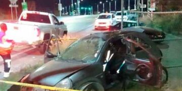 Fallece joven al chocar contra un semáforo y volcarse